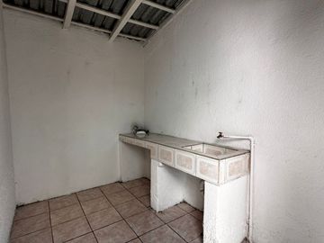 CASA EN ZONA CENTRO CON LOCAL PARA NEGOCIO (COLONIA EL RETIRO)
