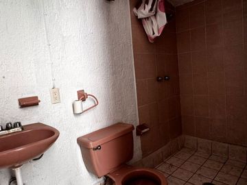 CASA EN ZONA CENTRO CON LOCAL PARA NEGOCIO (COLONIA EL RETIRO)