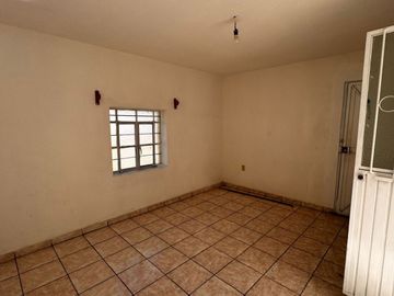 CASA EN ZONA CENTRO CON LOCAL PARA NEGOCIO (COLONIA EL RETIRO)