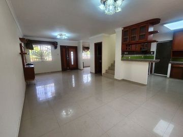 CASA EN VENTA EN URB. SAN PATRICIO DE MACHALA