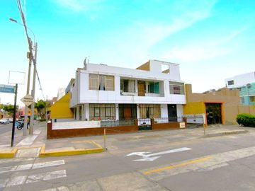 Amplia Casa En Esquina 172 M2 De Terreno 11.50 X 15