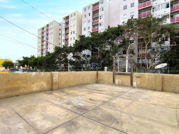 Amplia Casa En Esquina 172 M2 De Terreno 11.50 X 15