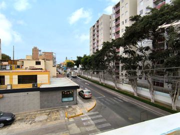 Amplia Casa En Esquina 172 M2 De Terreno 11.50 X 15