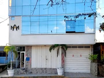 Este moderno hotel con amplio local comercial en el primer piso más sótano, cerca del aeropuerto, es una 'mina de oro' sin explotar.