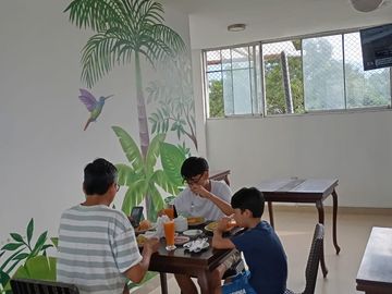 Este moderno hotel con amplio local comercial en el primer piso más sótano, cerca del aeropuerto, es una 'mina de oro' sin explotar.