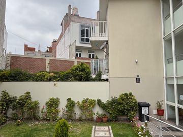 Se Vende Departamento Con Amplio Jardin Cerca A La U Catolica