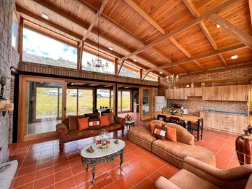 En Venta Quinta con Terreno Amplio en la Autopista Azogues Cuenca