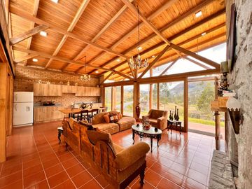 En Venta Quinta con Terreno Amplio en la Autopista Azogues Cuenca