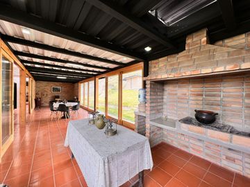 En Venta Quinta con Terreno Amplio en la Autopista Azogues Cuenca