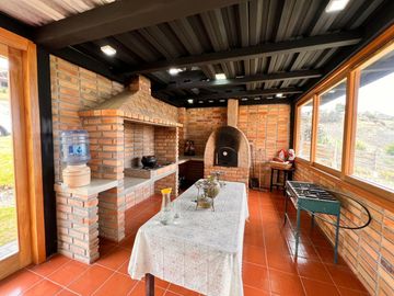 En Venta Quinta con Terreno Amplio en la Autopista Azogues Cuenca