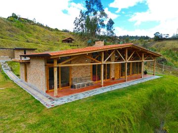 En Venta Quinta con Terreno Amplio en la Autopista Azogues Cuenca