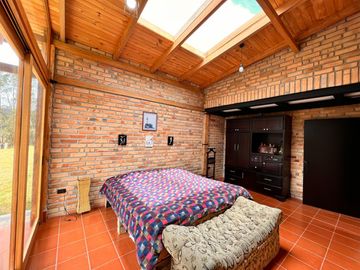 En Venta Quinta con Terreno Amplio en la Autopista Azogues Cuenca