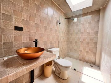 En Venta Quinta con Terreno Amplio en la Autopista Azogues Cuenca