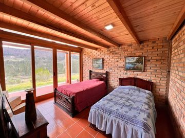 En Venta Quinta con Terreno Amplio en la Autopista Azogues Cuenca