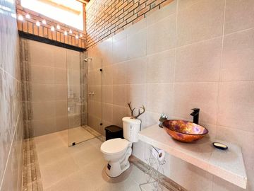 En Venta Quinta con Terreno Amplio en la Autopista Azogues Cuenca
