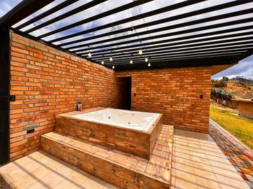En Venta Quinta con Terreno Amplio en la Autopista Azogues Cuenca