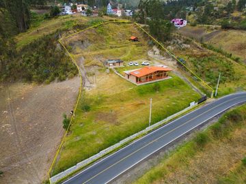 En Venta Quinta con Terreno Amplio en la Autopista Azogues Cuenca