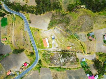 En Venta Quinta con Terreno Amplio en la Autopista Azogues Cuenca