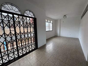 VENTA DE AMPLIA CASA EN AV. DOMINGO COMÍN – SUR DE GUAYAQUIL