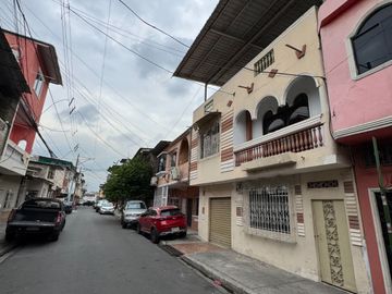 VENTA DE AMPLIA CASA EN AV. DOMINGO COMÍN – SUR DE GUAYAQUIL