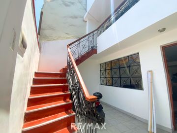 Venta De Hermosa Casa De 3 Pisos Ubicada En La Mejor Zona Del Rimac, En La Av La Capilla.
