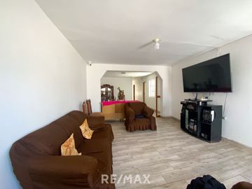 Venta De Hermosa Casa De 3 Pisos Ubicada En La Mejor Zona Del Rimac, En La Av La Capilla.