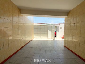 Venta De Hermosa Casa De 3 Pisos Ubicada En La Mejor Zona Del Rimac, En La Av La Capilla.