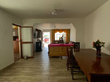 Venta De Hermosa Casa De 3 Pisos Ubicada En La Mejor Zona Del Rimac, En La Av La Capilla.