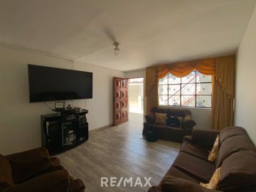 Venta De Hermosa Casa De 3 Pisos Ubicada En La Mejor Zona Del Rimac, En La Av La Capilla.