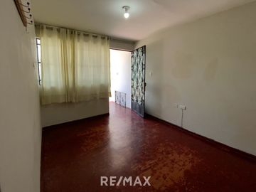 Venta De Hermosa Casa De 3 Pisos Ubicada En La Mejor Zona Del Rimac, En La Av La Capilla.