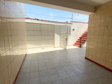 Venta De Hermosa Casa De 3 Pisos Ubicada En La Mejor Zona Del Rimac, En La Av La Capilla.