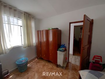Venta De Hermosa Casa De 3 Pisos Ubicada En La Mejor Zona Del Rimac, En La Av La Capilla.