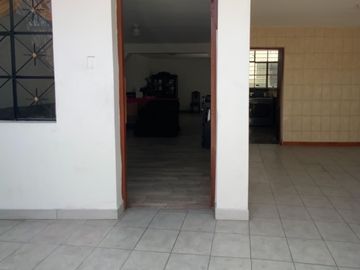 Venta De Hermosa Casa De 3 Pisos Ubicada En La Mejor Zona Del Rimac, En La Av La Capilla.
