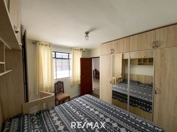 Venta De Hermosa Casa De 3 Pisos Ubicada En La Mejor Zona Del Rimac, En La Av La Capilla.