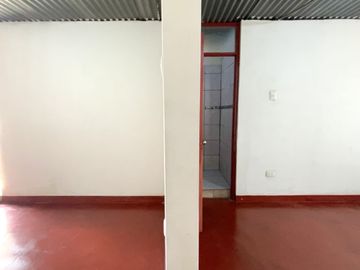 Venta De Hermosa Casa De 3 Pisos Ubicada En La Mejor Zona Del Rimac, En La Av La Capilla.