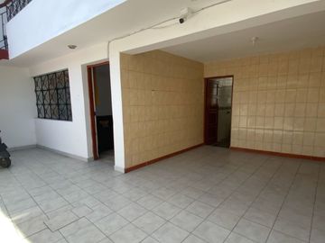 Venta De Hermosa Casa De 3 Pisos Ubicada En La Mejor Zona Del Rimac, En La Av La Capilla.