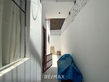 Venta De Hermosa Casa De 3 Pisos Ubicada En La Mejor Zona Del Rimac, En La Av La Capilla.