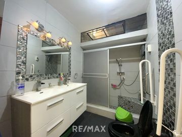 Venta De Hermosa Casa De 3 Pisos Ubicada En La Mejor Zona Del Rimac, En La Av La Capilla.