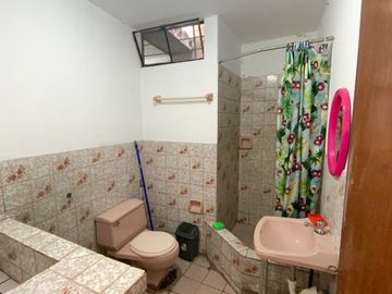 Venta De Hermosa Casa De 3 Pisos Ubicada En La Mejor Zona Del Rimac, En La Av La Capilla.