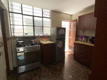 Venta De Hermosa Casa De 3 Pisos Ubicada En La Mejor Zona Del Rimac, En La Av La Capilla.