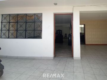 Venta De Hermosa Casa De 3 Pisos Ubicada En La Mejor Zona Del Rimac, En La Av La Capilla.