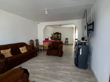 Venta De Hermosa Casa De 3 Pisos Ubicada En La Mejor Zona Del Rimac, En La Av La Capilla.