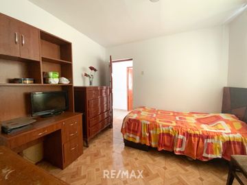 Venta De Hermosa Casa De 3 Pisos Ubicada En La Mejor Zona Del Rimac, En La Av La Capilla.
