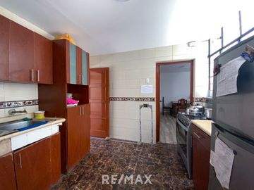 Venta De Hermosa Casa De 3 Pisos Ubicada En La Mejor Zona Del Rimac, En La Av La Capilla.