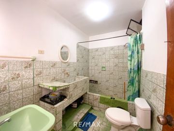 Venta De Hermosa Casa De 3 Pisos Ubicada En La Mejor Zona Del Rimac, En La Av La Capilla.