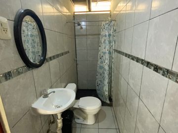Venta De Hermosa Casa De 3 Pisos Ubicada En La Mejor Zona Del Rimac, En La Av La Capilla.