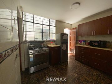 Venta De Hermosa Casa De 3 Pisos Ubicada En La Mejor Zona Del Rimac, En La Av La Capilla.
