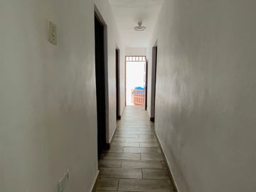 Venta De Hermosa Casa De 3 Pisos Ubicada En La Mejor Zona Del Rimac, En La Av La Capilla.