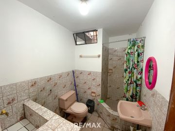 Venta De Hermosa Casa De 3 Pisos Ubicada En La Mejor Zona Del Rimac, En La Av La Capilla.