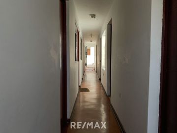 Venta De Hermosa Casa De 3 Pisos Ubicada En La Mejor Zona Del Rimac, En La Av La Capilla.